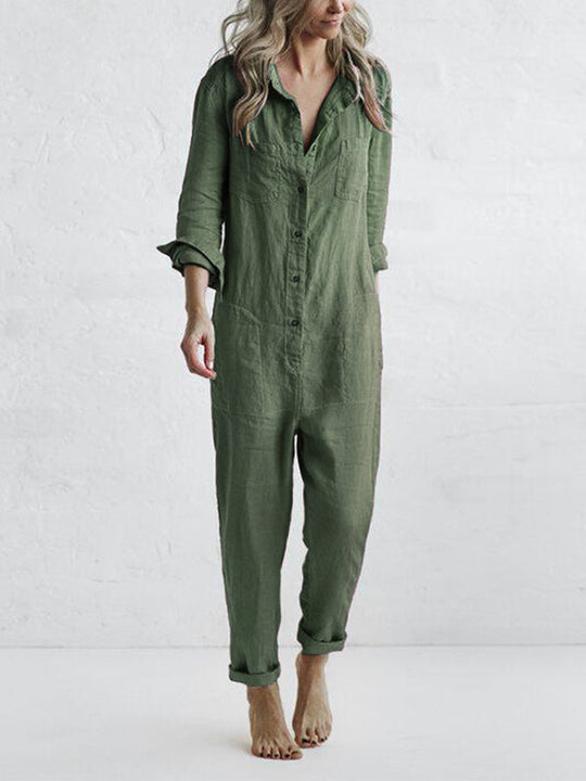 Stijlvolle groene langarm-jumpsuit van katoen, met knoopsluiting en zakken. Comfortabel en veelzijdig kledingstuk voor diverse gelegenheden. Casual chique uitstraling met opgerolde mouwen en pijpen.