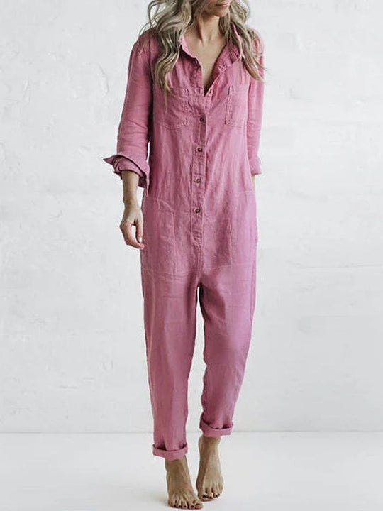 Stijlvolle roze langarm-jumpsuit van katoen met knoopsluiting, ideaal voor casual en geklede gelegenheden. Comfortabel en veelzijdig kledingstuk met functionele zakken en elegante uitstraling, geschikt voor dagelijks gebruik en avondjes uit.