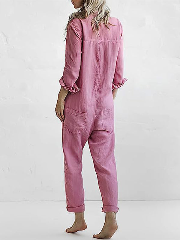 Stijlvolle roze katoenen jumpsuit met lange mouwen, knoopsluiting en praktische zakken. Perfect voor casual en geklede gelegenheden. Comfortabel en veelzijdig kledingstuk dat elegantie en gemak combineert.