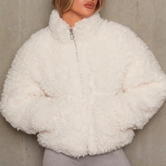 Luxe witte fleece jas met hoge kraag, zacht en comfortabel materiaal, opvallende rits aan de voorzijde. Perfect voor warmte en stijl in koude dagen. Veelzijdig kledingstuk voor casual en ontspannen gelegenheden.