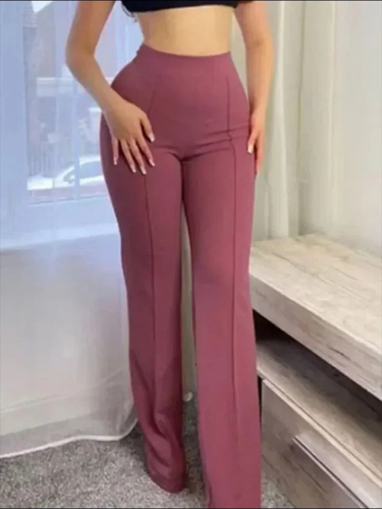 Elegante flared broek voor dames in roze kleur, met hoge taille en comfortabele pasvorm. De broek accentueert vrouwelijke vormen en biedt een stijlvolle uitstraling voor diverse gelegenheden. Perfecte combinatie van comfort en mode.